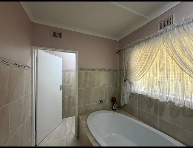 3 BEDROOM FREEHOLD FOR SALE IN MEER EN SEE